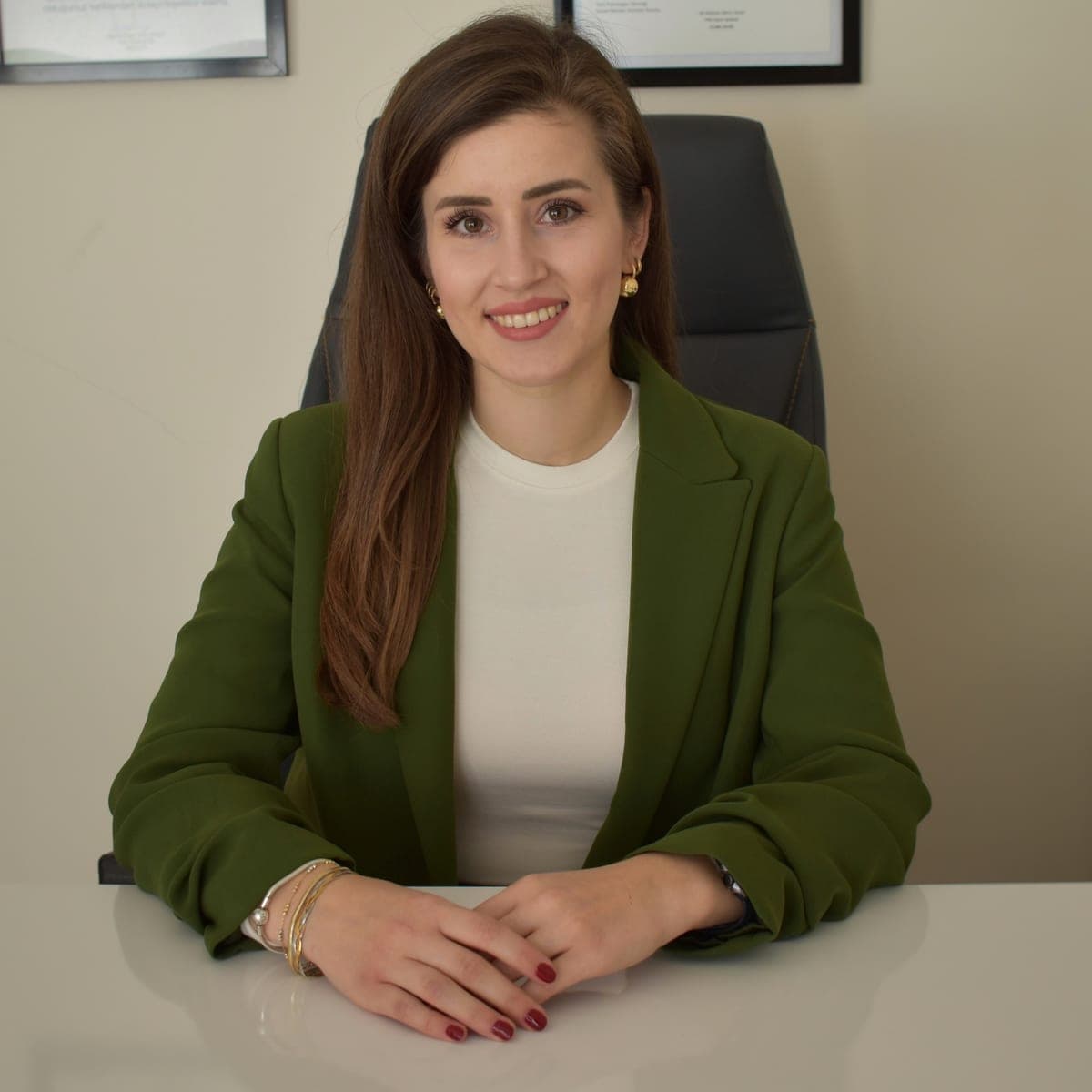 Psk. Meryem Koldaş Arıcı çalışma masasında